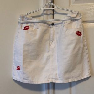 White denim skirt with red lips